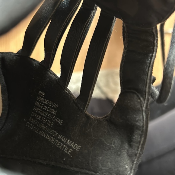 Black heels - Picture 3 of 3